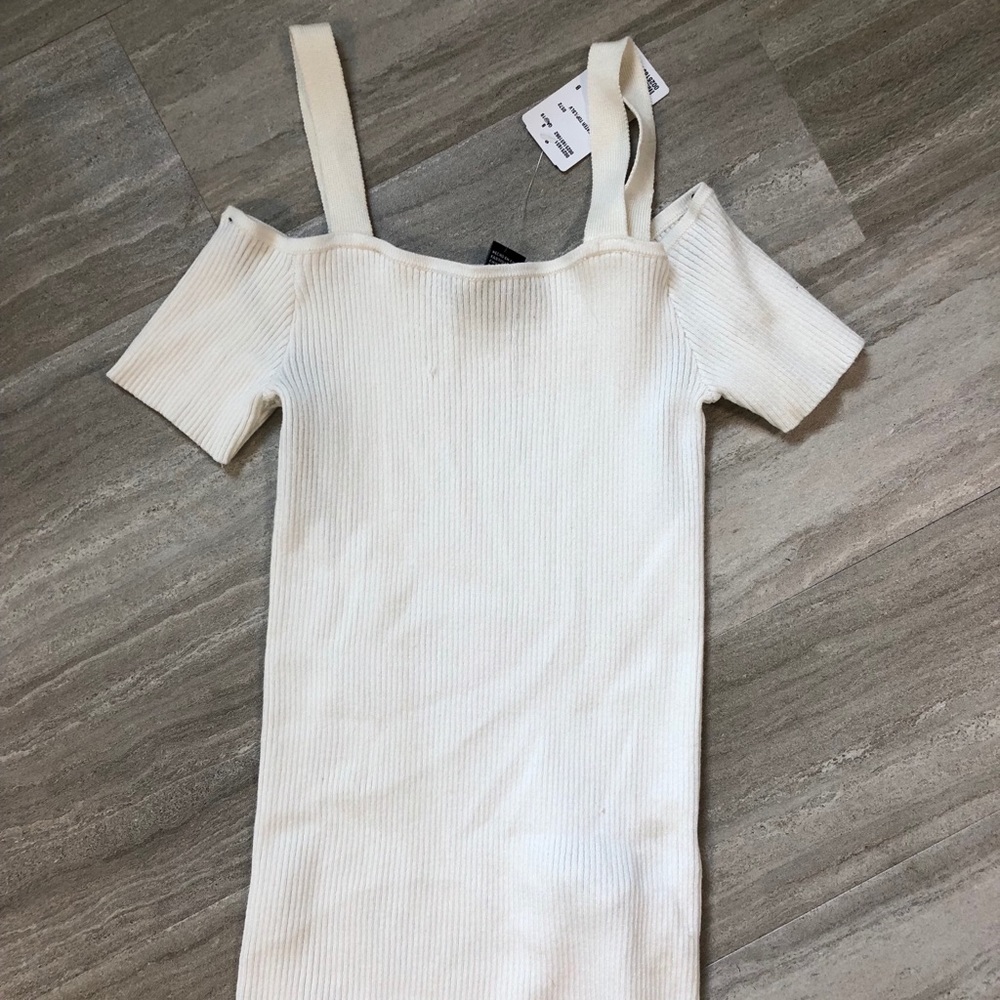 White shirt sleeve shirt